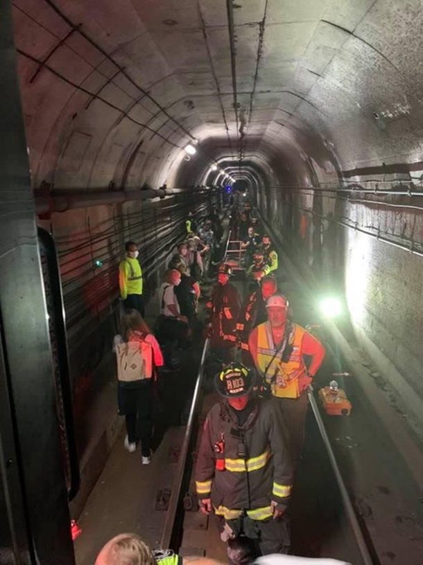 вагон метро сошел с рельсов